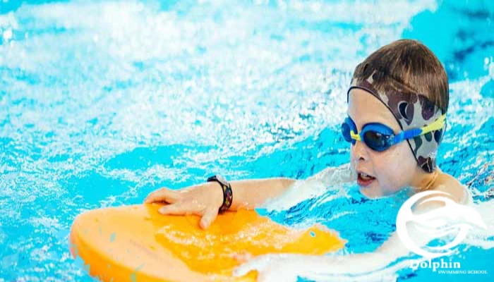 چالش‌های خاص در شنا کودکان و بزرگسالان