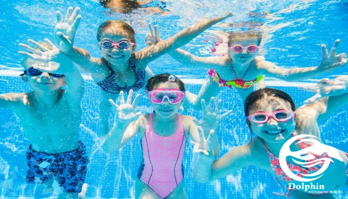 بهترین سن شروع آموزش شنا و نکات مهم برای والدین
